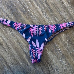 Super cute Acacia bikini bottom, size M. Navy & hot pink, a lil sign of wear.
